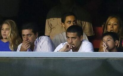 Angelici, presidente de Boca, a la izquierda, junto a Riquelme, el sábado en el palco de La Bombonera