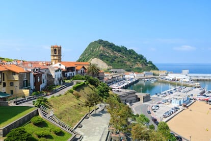 En este pequeño pueblo marinero, ubicado a unos 25 kilómetros de San Sebastián, nació Juan Sebastián Elcano, quien culminó la primera vuelta al mundo en 1522. También el diseñador Cristóbal Balenciaga, que cuenta con un museo propio. Una visita implica recorrer sus estrechas, pintorescas y contadas calles, plagadas de apetecibles restaurantes y que confluyen en su pequeño puerto donde se levanta el famoso ratón —un abombado monte con perfil de roedor tumbado—. Getaria invita también a visitar la cercana playa de Zarautz (hacia el este) y el Geoparque de la Costa Vasca, en Zumaia, hacia el oeste. Más información: <a href="https://www.euskoguide.com/es/lugares-pais-vasco/espana/getaria-turismo/" target="_blank">euskoguide.com</a>