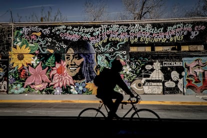 Mural realizado en memoria de Isabel Cabanillas, actitvista y artista asesinada  en Ciudad Juárez.