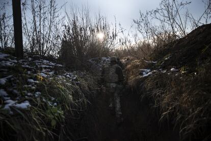 Un soldado cerca de las posiciones prorrusas, en la zona de Pisky, en la región del Donnbass (Ucrania).