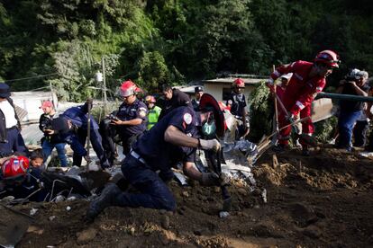 Las ambulancias tienen graves problemas para salir del lugar, ante el colapso de tránsito que se registra en la zona.