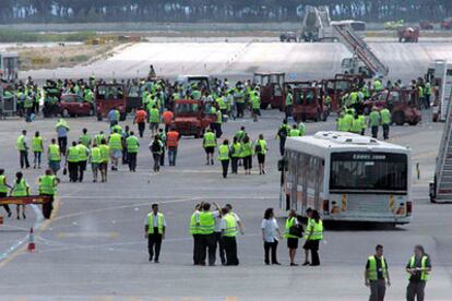 Trabajadores del aeropuerto de El Prat esta mañana.