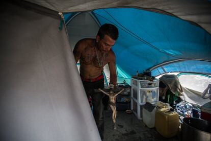 Roberto García, un delincuente sexual cubano en la tienda de campaña donde tiene que vivir por restricciones de vivienda relacionadas con su tipo de delito.