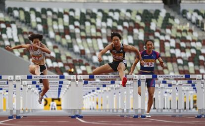 Asuka Terada (centro) compite este domingo en la prueba de 100 metros vallas en los Golden Grand Prix de Tokio.