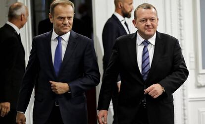El presidente del Consejo Europeo, Donald Tusk, con el primer ministro danés, Lars Lokke Rasmussen.