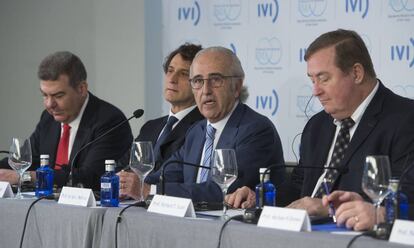 Desde la izquierda, Bertomeu, Remohí, Pellicer y Scott anuncian la fusión.