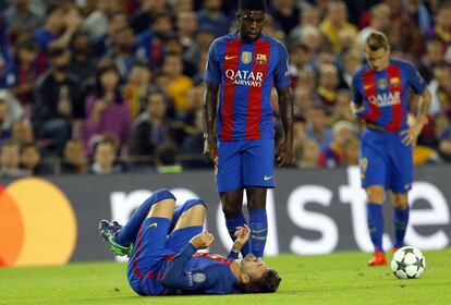 Gerard Piqué del Barcelona se lesiona después de una jugada.