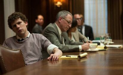 Jesse Eisenberg, un actor asociado al cine &#039;millennial&#039;, interpretado a Mark Zuckerberg, padre de los t&oacute;picos &#039;millennial&#039;, en &#039;La red social&#039;, pel&iacute;cula de David Fincher, director de culto los &#039;millennial&#039;, sobre el hervidero &#039;millennial&#039; que es Facebook