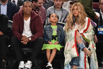 Jay Z, Blue Ivy Carter y Beyoncé, disfrutando de un partido de baloncesto.