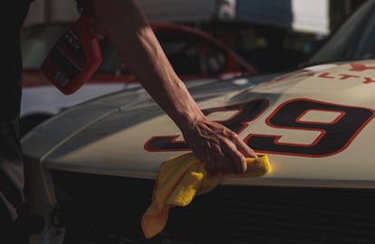 Los paños de microfibra y las ceras son productos esenciales para hacer brillar el coche.