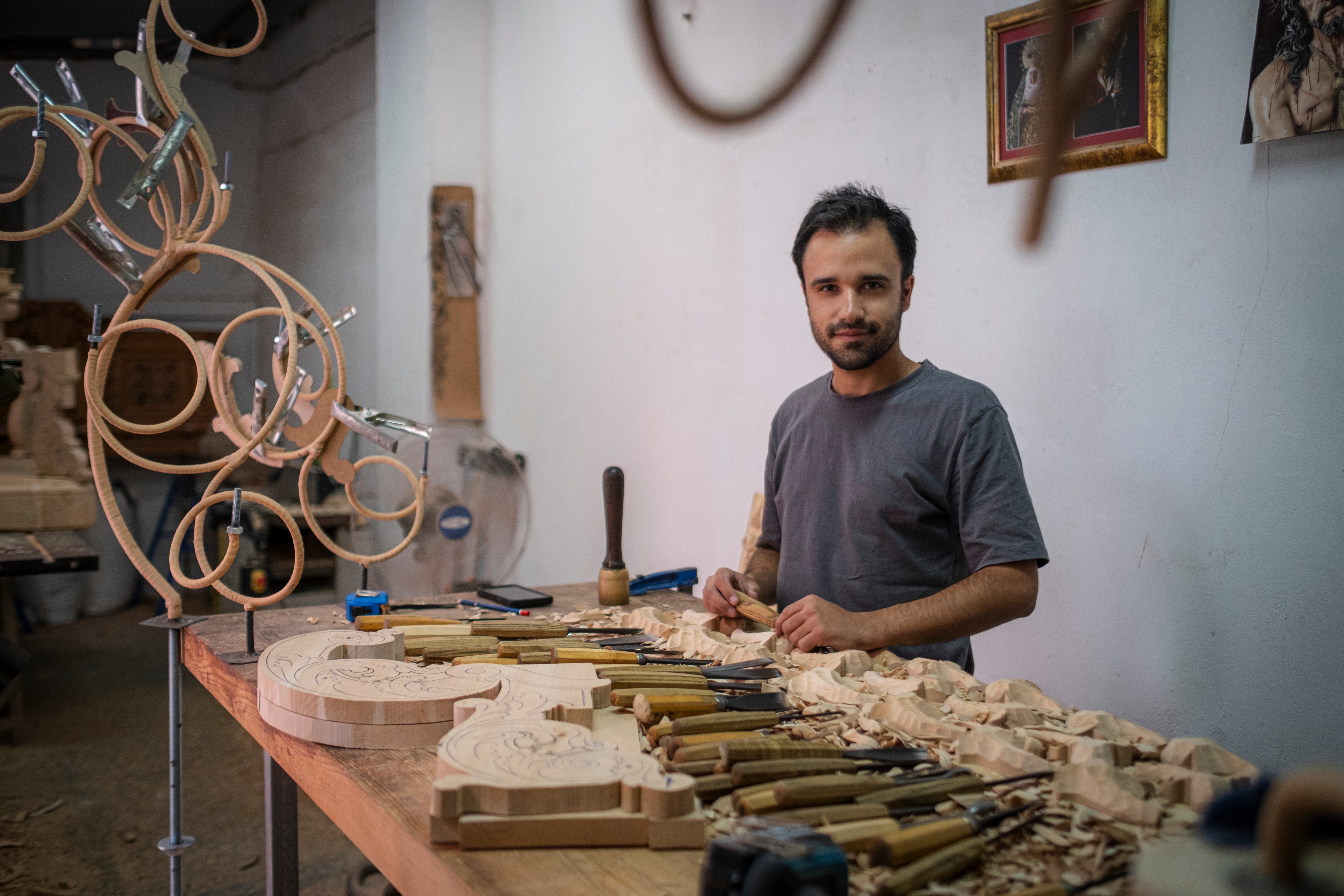 Iván Torrado, tallista de 26 años, en su taller del Pasaje Mallol en Sevilla.
FOTO: PACO PUENTES (EL PAÍS)