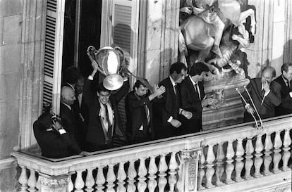 Guardiola alza la copa en el balcón de la plaza Sant Jaume.