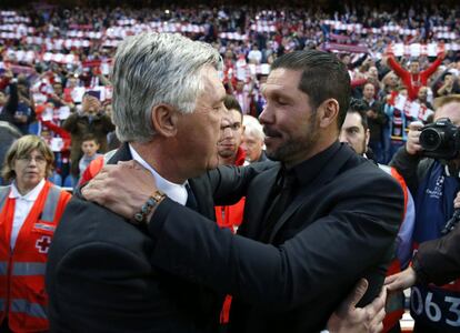 Simeone y Ancelotti se saludan antes del partido.