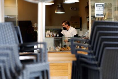 Un camarero prepara cafés para llevar en un bar de Valencia el pasado jueves.