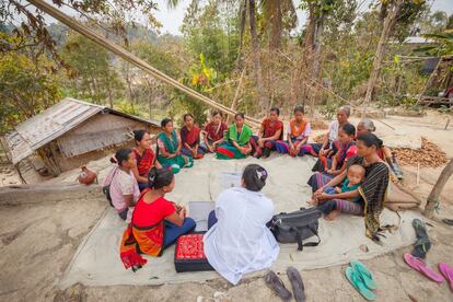 Una enfermera imparte una charla de formación sobre enfermedades a mujeres de la aldea de Khamar Para, en el estado de Rangamati (Bangladesh).