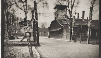 La entrada principal al campo de concentración de Auschwitz (Polonia), fotografiada por el autor de la exposición.