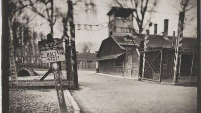 La entrada principal al campo de concentración de Auschwitz (Polonia), fotografiada por el autor de la exposición.
