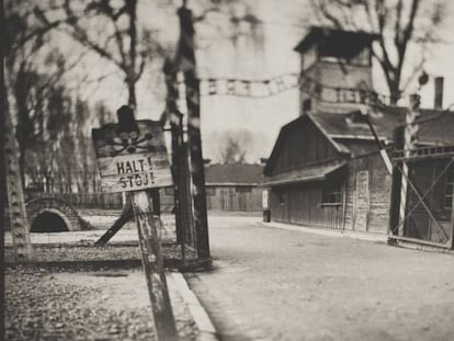 La entrada principal al campo de concentración de Auschwitz (Polonia), fotografiada por el autor de la exposición.