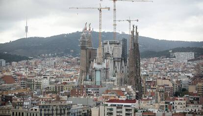 Una imatge de la Sagrada Família amb les torres centrals en construcció dl 2016.