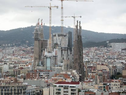 Una imatge de la Sagrada Família amb les torres centrals en construcció, el 2016.