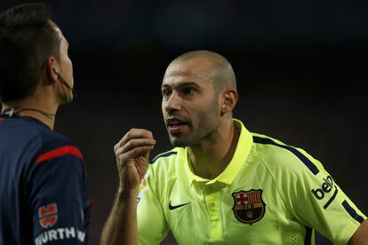 Javier Mascherano admitió ante un juez en 2015, haber defraudado 1,5 millones de euros a Hacienda. Según el relato del jugador azulgrana y de la fiscalía entre 2011 y 2012 el argentino evitó declarar ante el fisco los ingresos derivados de la explotación comercial de sus derechos de imagen. Gracias a una trama de empresas —en Madeira y Miami— el futbolista no abonó la parte del IRPF que le correspondía durante este período de tiempo. Finalmente, y a cambio de admitir que defraudó y tras haber devuelto el dinero, las acusaciones aceptaron que cumpliera una pena inferior: un año de cárcel y una multa de 700.000 euros.