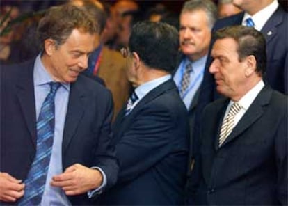 El presidente de la Comisin Europea, Romano Prodi, entre el primer ministro britnico, Tony Blair, y el canciller alemn, Gerhard Schr?der. Los lderes de la UE no se ponen de acuerdo sobre el sustituto del italiano al frente de la Comisin. La candidatura del primer ministro belga, Guy Verhofstadt, bien vista por Francia y Alemania, es contestada por el britnico Tony Blair. De nuevo, el eje franco-alemn frente a Londres.