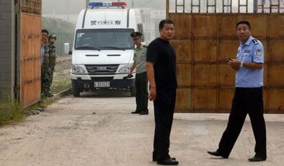 Policías esperan hoy la liberación de Wang Xiaoning.