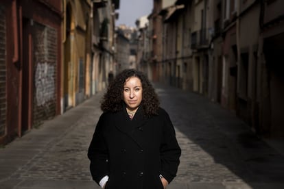 Najat el Hachmi, en el Carrer de Sant Francesc en el centro de Vic, donde pasó su infancia.