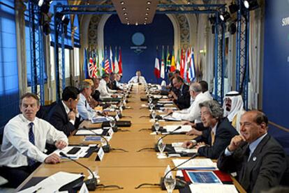 Líderes del G-8, durante su reunión de ayer en Evian con dirigentes de grandes países en desarrollo.