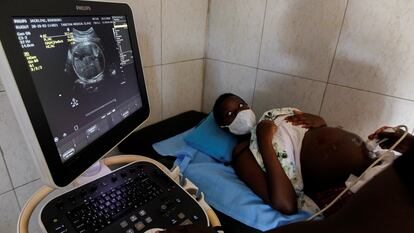 La estudiante de secundaria Jackline Bosibori, de 17 años, durante una ecografía en el Hospital Clínico de Tabitha de Kibera, en Kenia, el 2 de octubre de 2020.