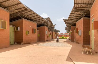 Surgical Clinic and Health Center en Léo (Burkina Faso), obra de Kéré.