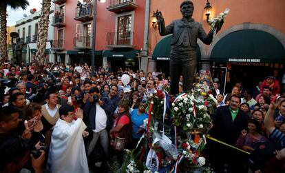 Estatua de Juan Gabriel, en la Plaza Garibaldi, en Ciudad de México.