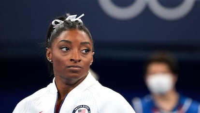 Simone Biles na terça-feira em Tóquio, após a retirada. Em vídeo, Biles abandona por saúde mental.