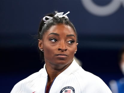 Simone Biles na terça-feira em Tóquio, após a retirada. Em vídeo, Biles abandona por saúde mental.