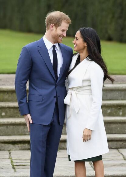 Enrique de Inglaterra y Meghan Markle, en los jardines The Sunken del palacio de Kensington este lunes tras hacerse oficial su próximo enlace.