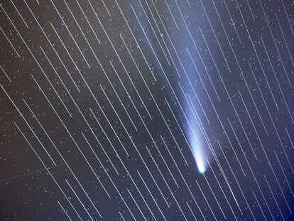 El cometa Neowise con los satélites de Starlink interfiriendo en la imagen.