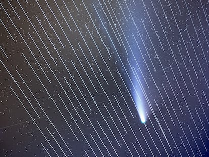 El cometa Neowise con los satélites de Starlink interfiriendo en la imagen.