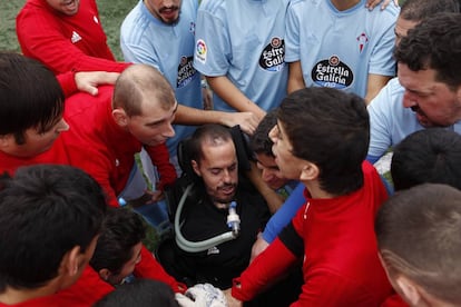 El entrenador del Celta, en el centro del corro de jugadores antes del partido.