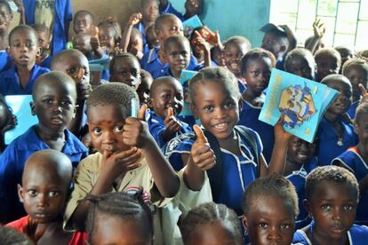 En esta escuela del área rural de Makeni, Sierra Leona, la situación es particularmente espeluznante. ¿Podéis imaginaros 350 niños de 6 a 12 años estudiando en una habitación dividida por unos paneles de madera que sirven a su vez de pizarra?