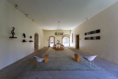 Para reposar de tanto atracón paisajístico y de la experiencia enológica, nada como detenerse en el monasterio de Santo Estevo de Ribas de Sil, hoy convertido en Parador, bien para hacer noche, bien para tomarse un descanso en su acristalada terraza interior mientras contemplamos el claustro principal (renacentista, del siglo XVI) de este cenobio, cuyas primeras referencias documentadas se remontan, sin embargo, al siglo X. Si solo estamos de paso, conviene dedicar un buen rato al lugar. Merece la pena entrar en su iglesia de cabecera románica para contemplar un peculiar retablo pétreo, único en su género, que algunos datan en el siglo XII; pasar al interior del complejo (en la foto), permitido a los no huéspedes, para ver el claustro interior (en el que confluyen arquitecturas románica y gótica, y cuya planta superior suele acoger exposiciones), o dar un tranquilo paseo por el bosque posterior de la finca, donde entre árboles centenarios surgen los gruesos muros en ruinas de antiguas estancias del monasterio, como el horno de piedra donde elaboraban pan. Más información: <a href="https://www.parador.es/es/paradores/parador-de-santo-estevo" target="">parador.es</a>