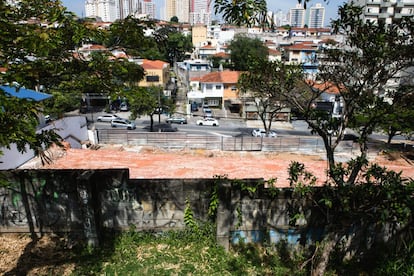 O terreno da incorporadora Exto, onde os planos de se construir um prédio tem causado celeuma com o frequentadores da Praça da Nascente