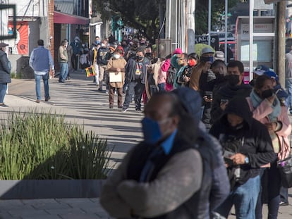 Personas hacen fila para realizarse una prueba de covid-19 en un módulo instalado en la Ciudad de México.