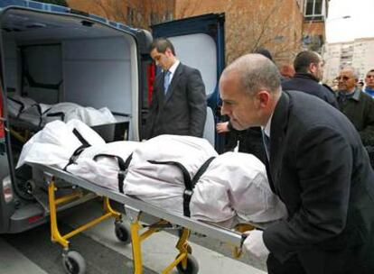 Momento en que trasladan los cuerpos del asesino y de su madre, a la que disparó en la cabeza.