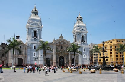 Lima (Perú). La capital peruana se ha convertido también en la gran capital gastronómica de Sudamérica. Lima está consolidada desde hace años como una de las ciudades donde mejor se come en América Latina, un título que añade a los numerosos atractivos de sus monumentos e historia. Es famosa por sus cebicherías y su cóctel 'pisco sour', pero hay mucho más en elsu panorama culinario, hasta el punto de que ha creado una corriente de viajeros que llegan aquí específicamente atraídos por sus restaurantes y sus famosos chefs. En el casco histórico está uno de los mayores barrios chinos de Sudamérica y allí se desarrolla la gastronomía chifa, fusión de las cocinas cantonesa y peruanas, por ejemplo, en la calle Capón, con pequeños restaurantes donde degustarlo. Para ir a uno de los mercados donde eligen sus productos los mejores chefs de Lima podemos ir al mercado de Surquillo, por ejemplo, todo un muestrario de la enorme biodiversidad de Perú. Más allá de la cocina callejera, la ciudad se ha hecho famosa por sus restaurantes con chefs célebres en todo el mundo. Don Fernando, Isolina, Maid o Rafael son los nombres de algunos de los mejores establecimientos de la ciudad, representantes de la nueva cocina peruana contemporánea.