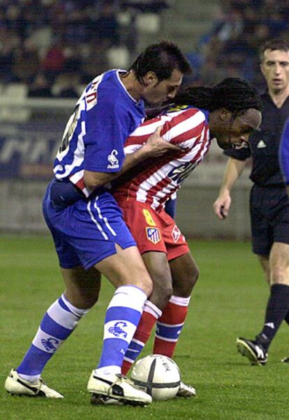 El jugador del Atlético de Madrid Musampa (derecja), controla el balón ante el jugador del Lorca Ramos