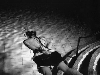 <i>Piscina</i> (2006), de la serie <i>Crónica del crimen,</i> de Wong Hoy Cheong. Obra de la exposición de PhotoEspaña, <i>El poder de la duda, </i><b>en el</b> Museo ICO, de Madrid, abierta hasta el 11 de septiembre.