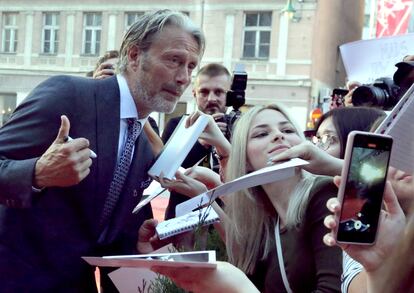 Mads Mikkelsen, en la alfombra roja del Teatro Nacional, antes de recibir un premio de honor en el festival de cine de Sarajevo el pasado domingo 14.