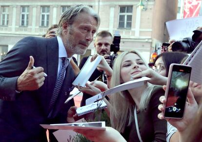 Mads Mikkelsen, en la alfombra roja del Teatro Nacional, antes de recibir un premio de honor en el festival de cine de Sarajevo el pasado domingo 14. 