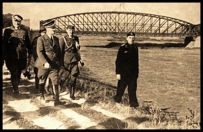 Retrato de Hitler caminando en 1939 por la orilla del río Vistula en Polonia.