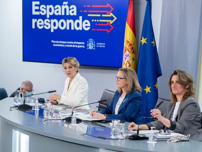 De izquierda a derecha, las vicepresidentas Yolanda Díaz, Nadia Calviño y Teresa Ribera presentan el plan de respuesta a la guerra en Ucrania, el martes en La Moncloa.